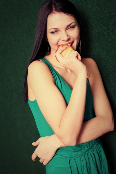 Frauen spielen mit Apfel — Stockfoto