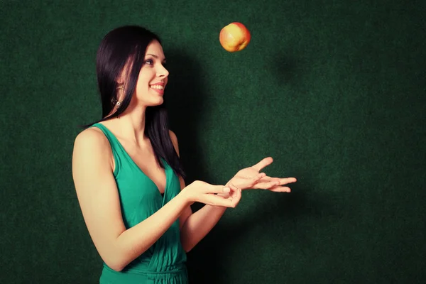 Vrouw met een oranje in haar handen — Stockfoto