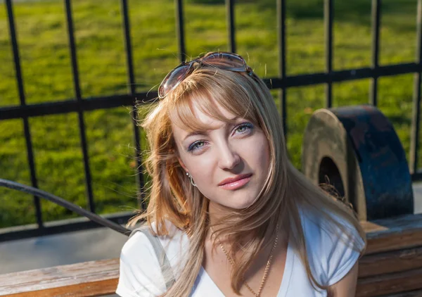 Blond 20s female in city park day — Stock Photo, Image