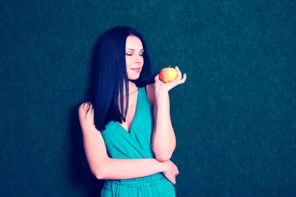 Jonge vrouwen met appel in de hand — Stockfoto