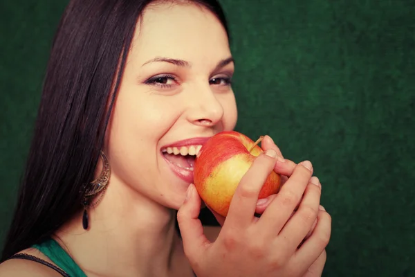 Frauen spielen mit Apfel — Stockfoto