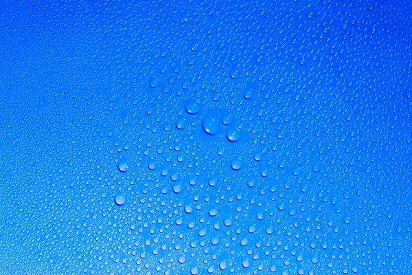 Gotas de água em fundo azul — Fotografia de Stock