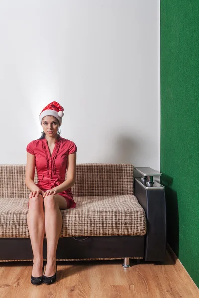 Carino bruna indossato vestito rosso e cappello di Babbo Natale — Foto Stock