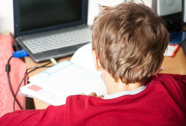 Garçon faire des devoirs — Photo