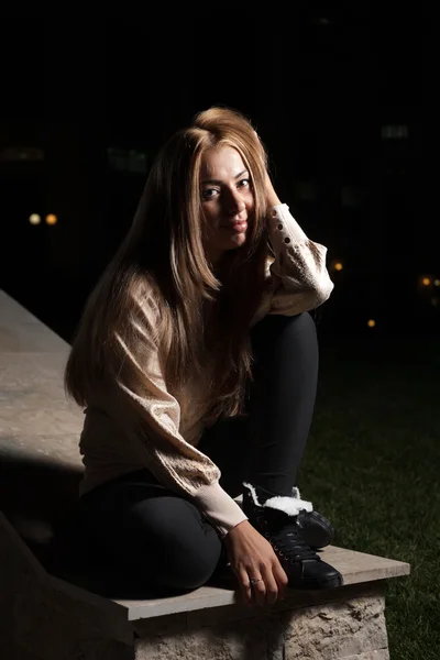 Young girl posing outdoors at night — Stock Photo, Image