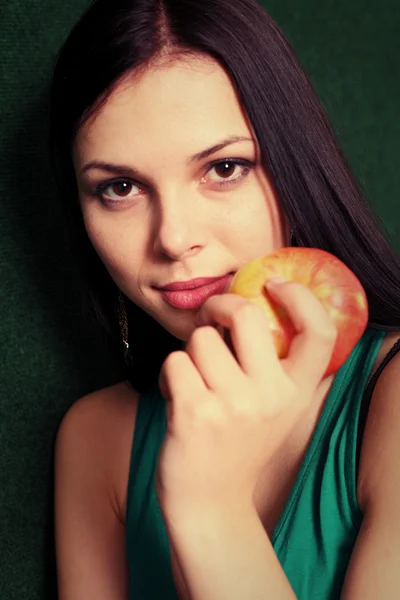 Frauen spielen mit Apfel — Stockfoto