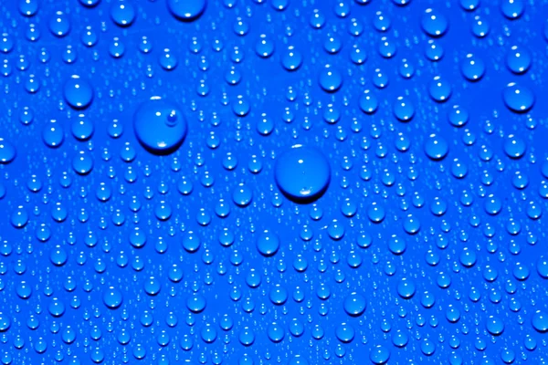 Gocce d'acqua su sfondo blu — Foto Stock