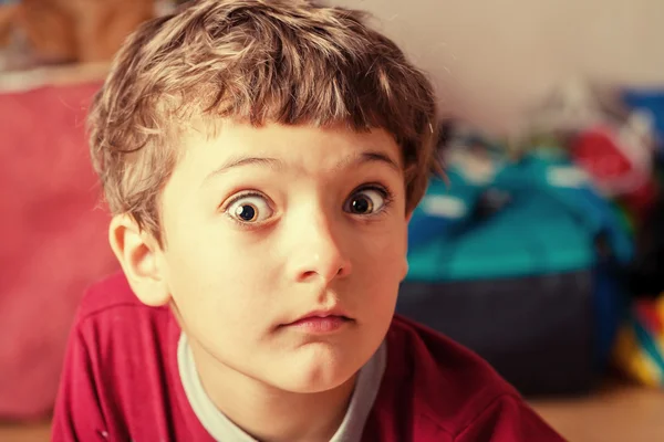 Niño disparo en la cabeza en interiores —  Fotos de Stock