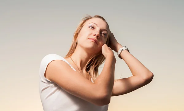 Woman head and shoulders outdoor against sky — Stock Photo, Image