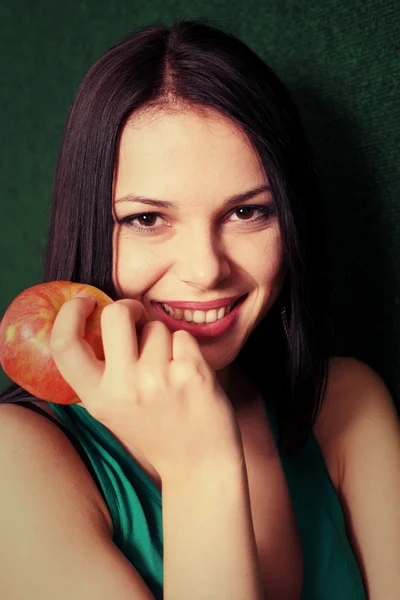 Frauen spielen mit Apfel — Stockfoto