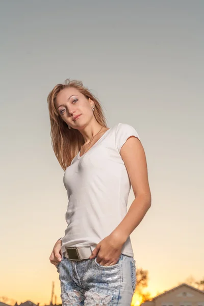 Mujer contra el cielo — Foto de Stock