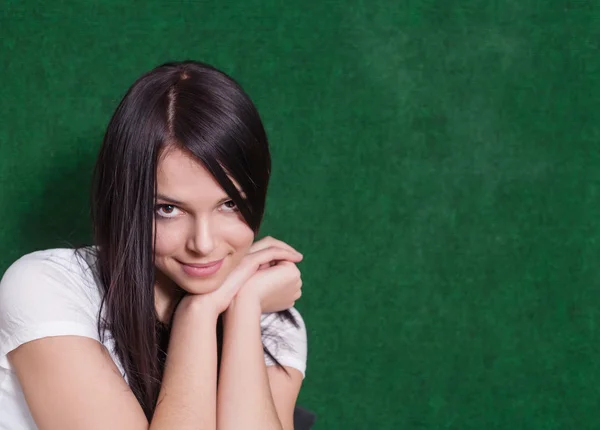 Verlegen vrouwen kijken camera — Stockfoto