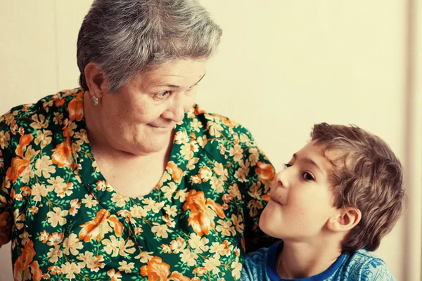 Grand-mère et petit-fils à l'intérieur — Photo