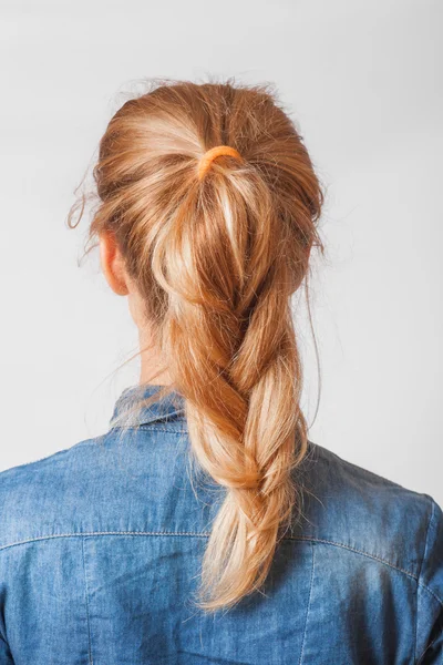 Vista posteriore della ragazza dai capelli biondi con treccia — Foto Stock