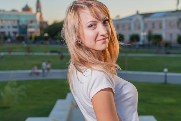 Front view of beautiful blonde in city park — Stock Photo, Image