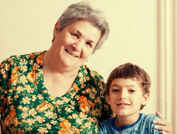 Oma und Enkel drinnen — Stockfoto