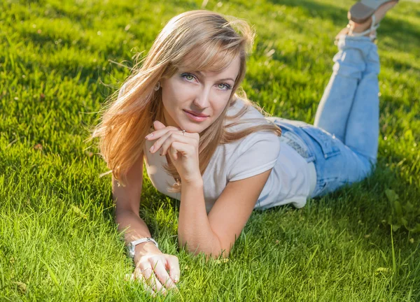 Femme blonde allongée sur de l'herbe fraîche — Photo