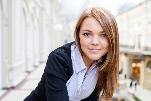 Photo of young beautiful lady inside the big mall — Stock Photo, Image