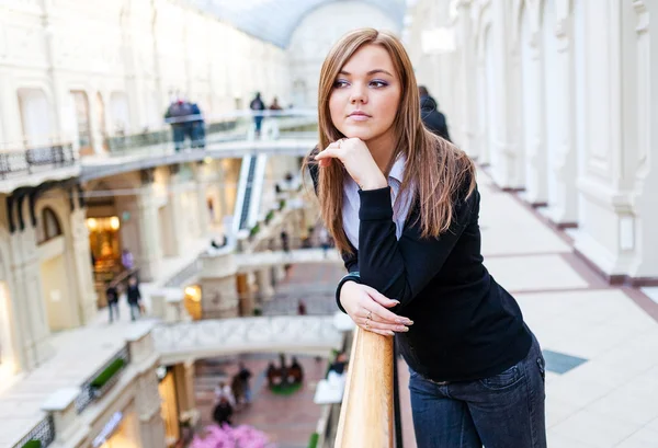 Foto de la joven hermosa dama dentro del gran centro comercial — Foto de Stock