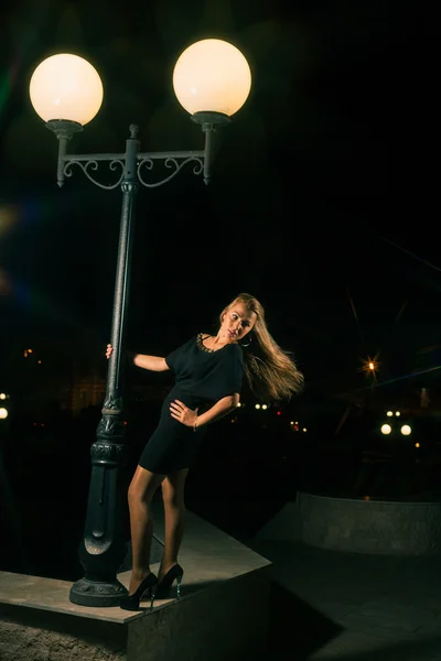 Blondine posiert nachts im Freien — Stockfoto