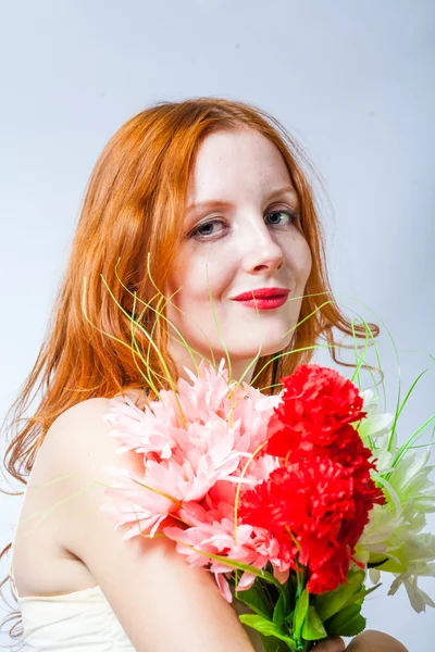 Rossa con mazzo di fiori in studio su bianco — Foto Stock