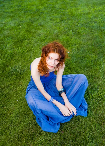 草に瞑想赤毛の女性 — ストック写真