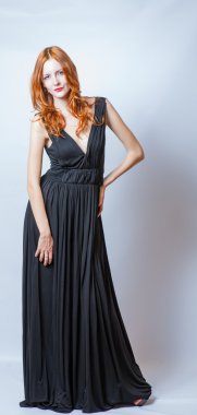 Kızıl siyah elbiseli, atış studio tam vücut