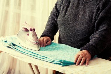 üst düzey kadın demir giyim