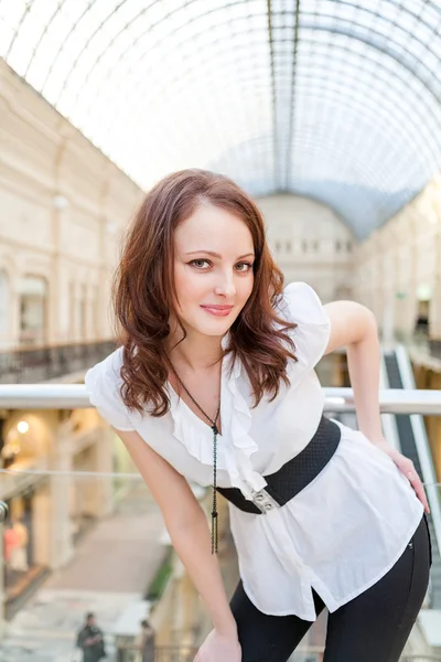 Foto de la joven hermosa dama dentro del gran centro comercial — Foto de Stock