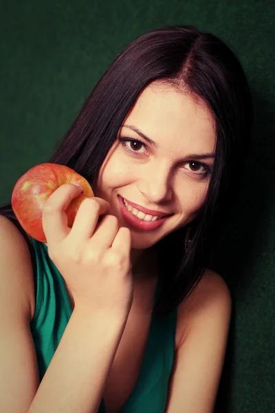 Frauen spielen mit Apfel — Stockfoto