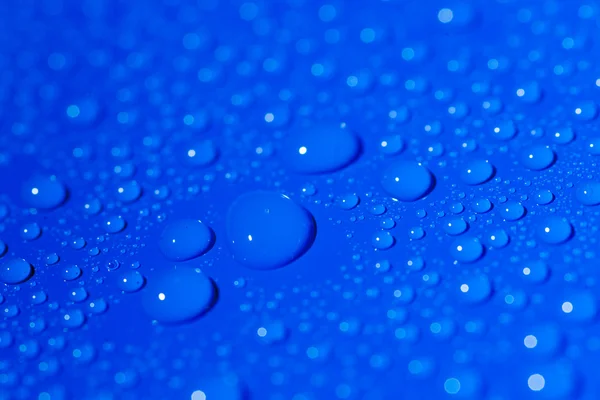 Gotas de água em fundo azul — Fotografia de Stock