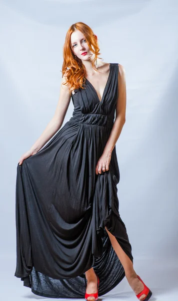 Rothaarige Ganzkörper im schwarzen Kleid, Studioaufnahme — Stockfoto