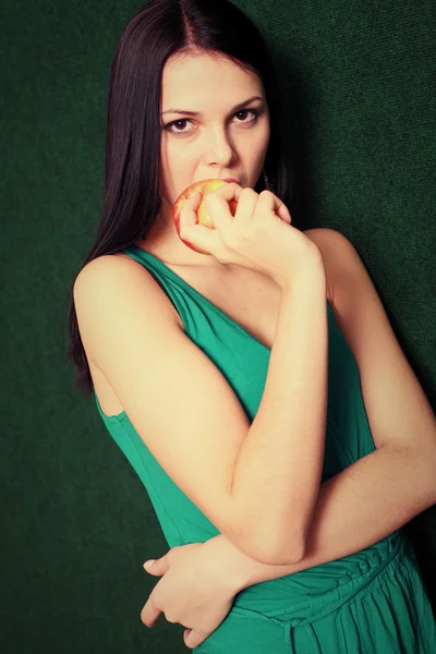 Frauen spielen mit Apfel — Stockfoto