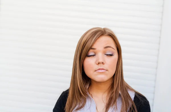 Beautiful young girl posing with closed eyes — Stock Photo, Image