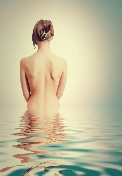 Mujer de vuelta en el agua — Foto de Stock