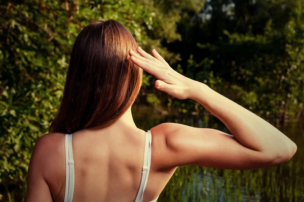 Lato posteriore della femmina all'aperto in estate — Foto Stock