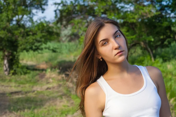 Meisje buiten in terug naar boven — Stockfoto