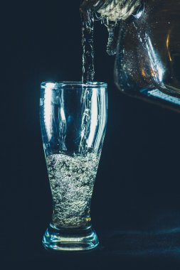 Siyah Cam dökülen içki