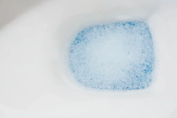 Vaso sanitário closeup água azul — Fotografia de Stock