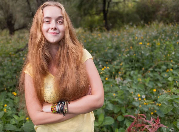 Menina contra a natureza — Fotografia de Stock