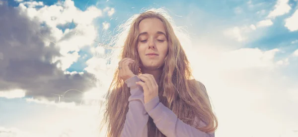 Portret van gelukkige vrouw die lacht tegen heldere hemel — Stockfoto