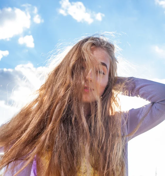 Portret van gelukkige vrouw die lacht tegen heldere hemel — Stockfoto