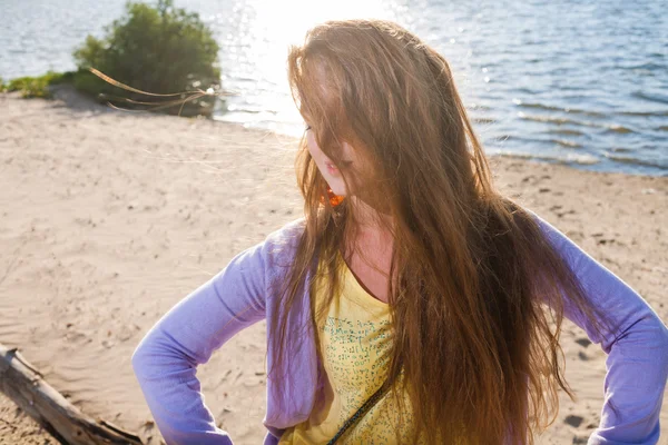 Blonde aux cheveux longs en plein air — Photo