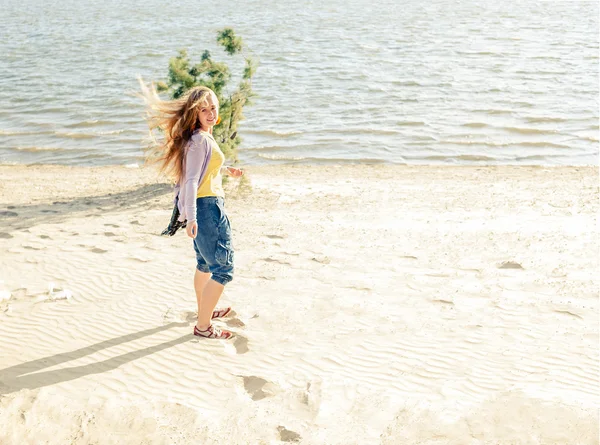 Mooi meisje in de ochtend op het strand. — Stockfoto