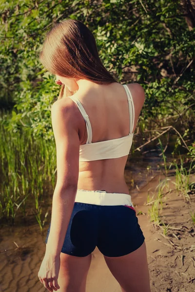 Lato posteriore della femmina all'aperto in estate — Foto Stock