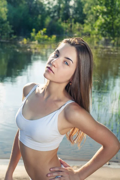 oldukça sportif bir kız açık havada Torso atışı.