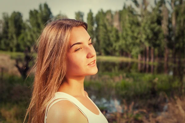 Fille en plein air en débardeur — Photo