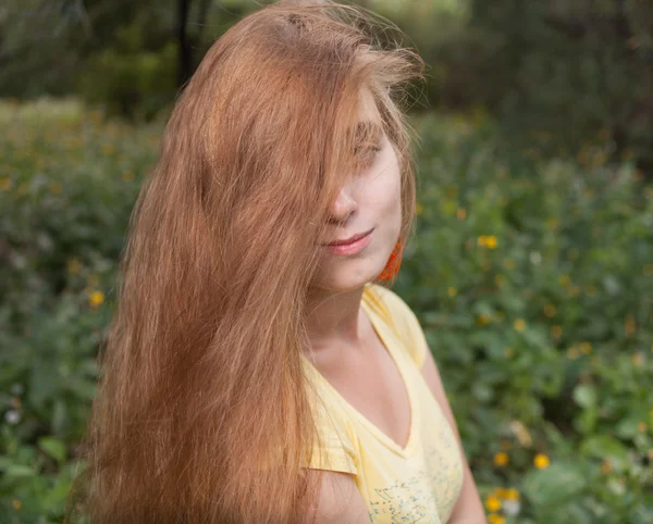 Blond kvinna headshot utomhus — Stockfoto