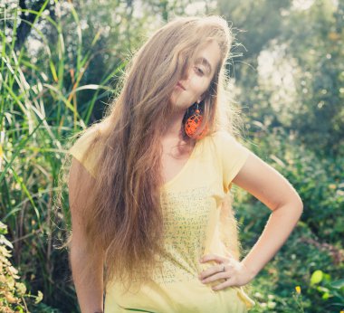 güzel sarışın açık havada. renkli görüntü