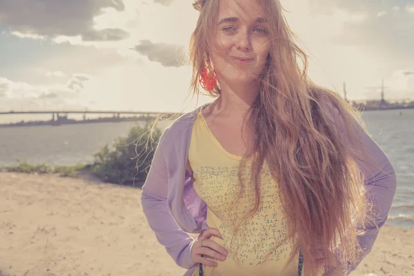 Schöne Mädchen am Morgen am Strand — Stockfoto